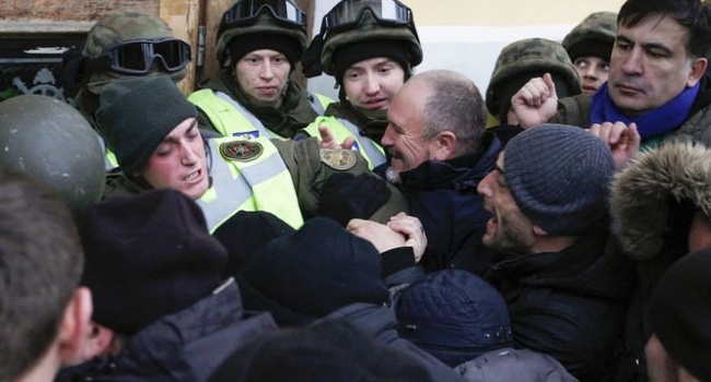 Сначала, со слов Саакашвили, Егор уже был в Октябрьском дворце, но потом Порошенко-провокатор все испортил Сначала, со слов Саакашвили, Егор уже был в Октябрьском дворце, но потом Порошенко-провокатор все испортил