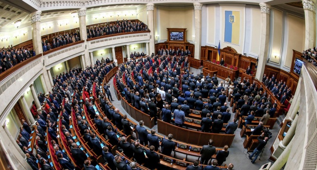 49 украинских депутатов имеют двойное или тройное гражданство, а паспорт отбирают у Саакашвили, - юрист