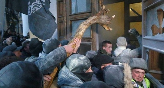 Журналистка: «Где наша Юля сильная! Юля, приди, освободи, дай нам зайти сюда!» Журналистка: «Где наша Юля сильная! Юля, приди, освободи, дай нам зайти сюда!»