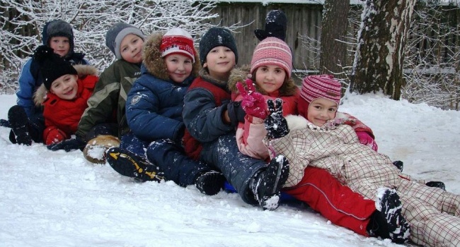 В сети бурно обсуждают новость о привлечении киевских школьников к уборке снега
