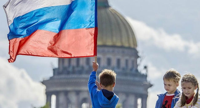 Большинство россиян считают себя великим народом, оставившим след в истории, - опрос Большинство россиян считают себя великим народом, оставившим след в истории, - опрос