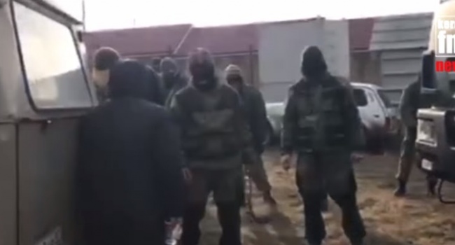 В Крыму люди бросаются под грузовики: «Зачем вы вообще сюда пришли? Путин, ты слышишь нас?» В Крыму люди бросаются под грузовики: «Зачем вы вообще сюда пришли? Путин, ты слышишь нас?»