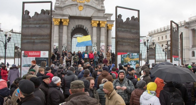 В отличие от «имущества» Курченко, пришедшие сегодня на Майдан – настоящие и Родиной они не торгуют, - политолог