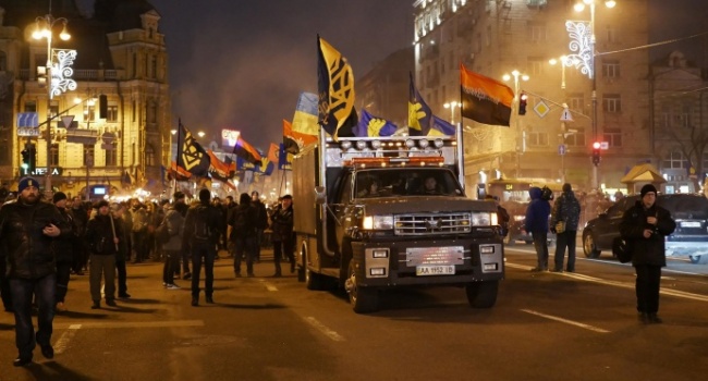 В Киеве проходит факельное шествие в честь Бандеры, - подробности В Киеве проходит факельное шествие в честь Бандеры, - подробности