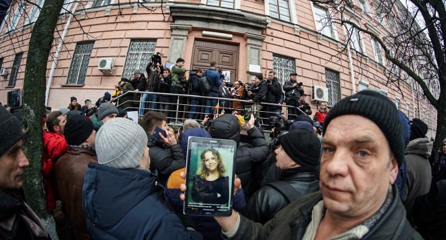 Активисты в центре Киева требуют найти убийц юристки Ноздровской Активисты в центре Киева требуют найти убийц юристки Ноздровской