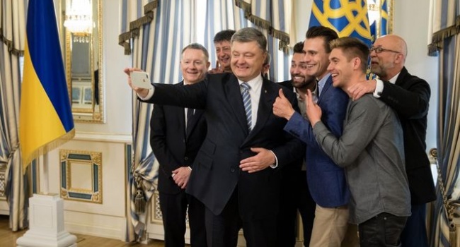 Администрация Порошенко опубликовала лучшие фотографии президента в 2017 году Администрация Порошенко опубликовала лучшие фотографии президента в 2017 году