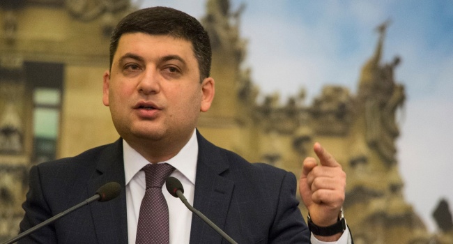 Гройсман пообещал поднять зарплату учителям на 1500 гривен Гройсман пообещал поднять зарплату учителям на 1500 гривен