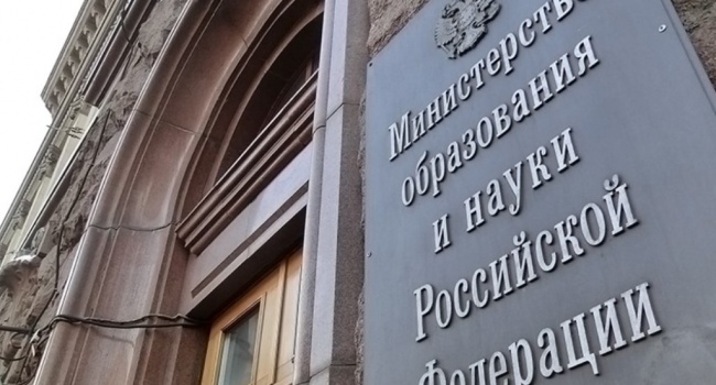 Из-за Евромайдана в РФ отправили на экспертизу учебник истории Из-за Евромайдана в РФ отправили на экспертизу учебник истории