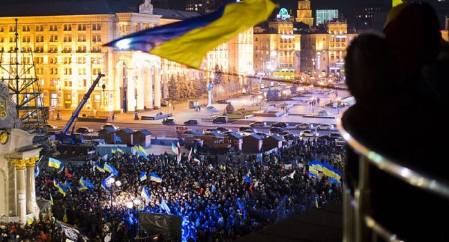 Переполох в России: МОН РФ требует провести повторную экспертизу учебника по истории о революции в Украине 