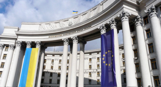 Українських дипломатів зобов’яжуть проходити жорстке випробування Українських дипломатів зобов’яжуть проходити жорстке випробування
