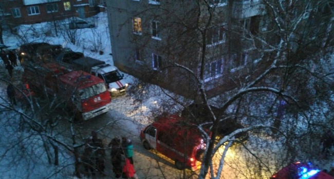 В российском Омске взорвался многоквартирный дом, - люди прыгали с балконов