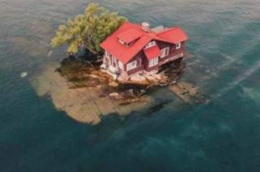 В сети показали самый маленький в мире обитаемый остров