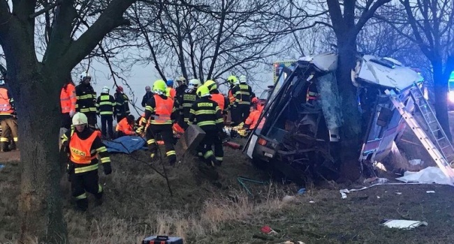Жуткое ДТП с пассажирским автобусом в Праге: есть жертвы и пострадавшие Жуткое ДТП с пассажирским автобусом в Праге: есть жертвы и пострадавшие