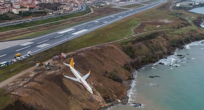 Неудачная посадка в Турции: «Боинг» с 162 пассажирами застрял на краю обрыва