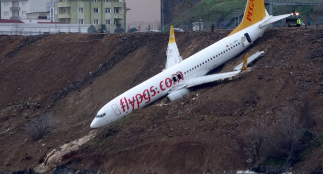 Неудачная посадка в Турции: «Боинг» с 162 пассажирами застрял на краю обрыва