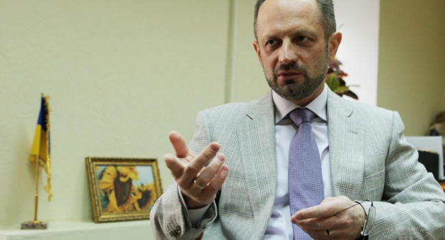 Бессмертный: участники ТКГ от Украины ездят в Минск за свои деньги и спят на полу