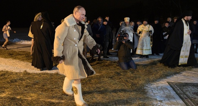 «А прорубь-то фейковая»: в сети указали на странности во время купания Путина на Крещение