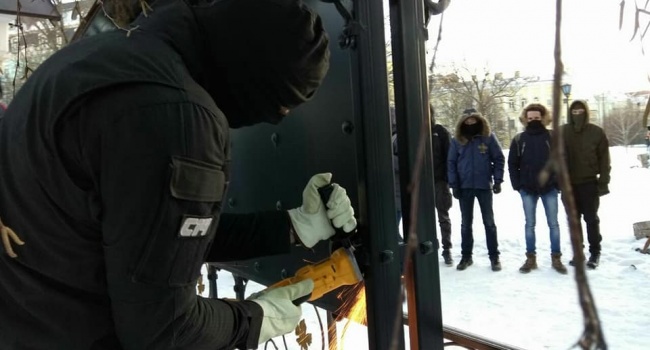 В Киеве националисты демонтировали стенд часовни УПЦ МП В Киеве националисты демонтировали стенд часовни УПЦ МП