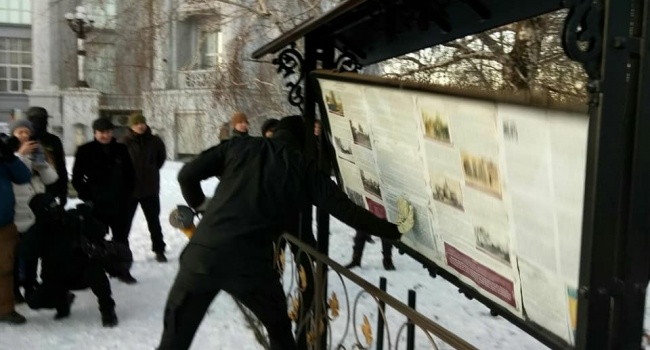 В Киеве националисты демонтировали стенд часовни УПЦ МП В Киеве националисты демонтировали стенд часовни УПЦ МП