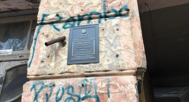 В самом центре столицы, на Малой Житомирской, стоят и разрушаются заброшенные дома – памятники архитектуры В самом центре столицы, на Малой Житомирской, стоят и разрушаются заброшенные дома – памятники архитектуры