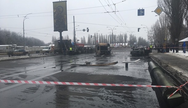 Жуткое ДТП в Киеве: кабину фуры оторвало после столкновения со столбом, сгорели несколько авто Жуткое ДТП в Киеве: кабину фуры оторвало после столкновения со столбом, сгорели несколько авто