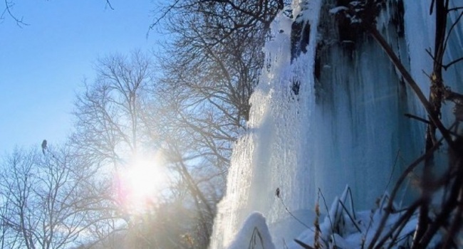 В Тернопольской области полностью замерз известный водопад