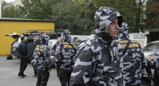 Блогер: «дружинники» появились в центре Киева сразу после обнародования «кремлевского доклада». Совпадение? Не думаю Блогер: «дружинники» появились в центре Киева сразу после обнародования «кремлевского доклада». Совпадение? Не думаю