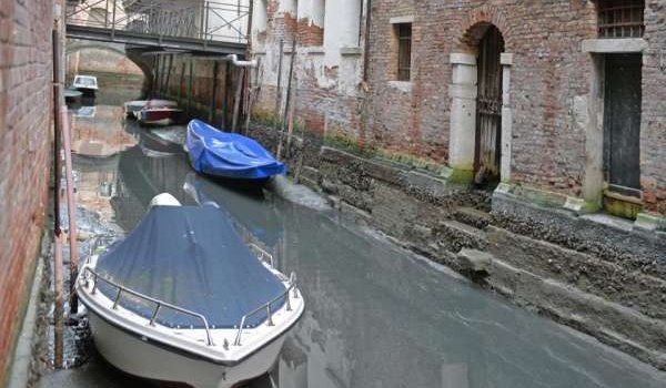 Главные каналы Венеции полностью высохли, - фото
