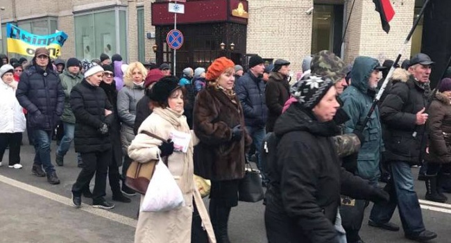 Политолог: надеюсь, организаторы марша «Назад в СССР» рассчитаются с этими «старыми и бедными» людьми Политолог: надеюсь, организаторы марша «Назад в СССР» рассчитаются с этими «старыми и бедными» людьми