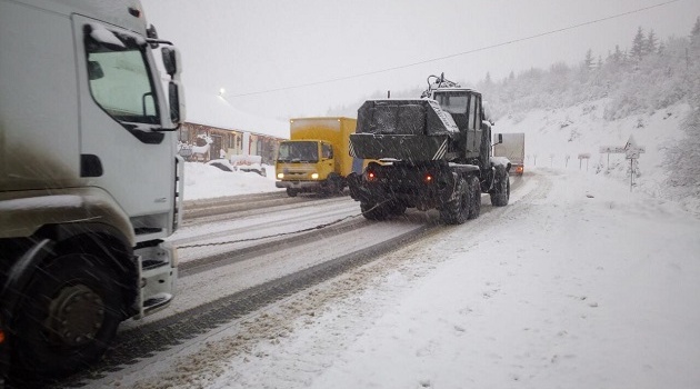 Сильный снегопад парализовал движение на западе Украины