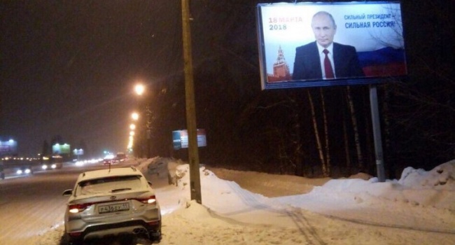 В российском Сыктывкаре выставили охрану возле предвыборных плакатов Путина