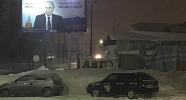 В российском Сыктывкаре выставили охрану возле предвыборных плакатов Путина