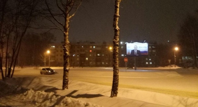 В РФ полицейские начали охрану предвыборных билбордов Путина 