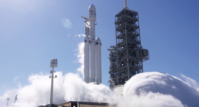 SpaceX впервые запустила сверхтяжелую ракету Falcon Heavy, способную закинуть в космос аж 64 тонны