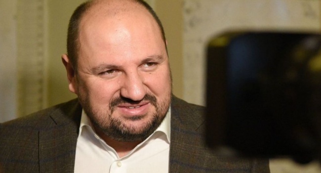 Суд позволил нардепу Розенблату снять электронный браслет Суд позволил нардепу Розенблату снять электронный браслет