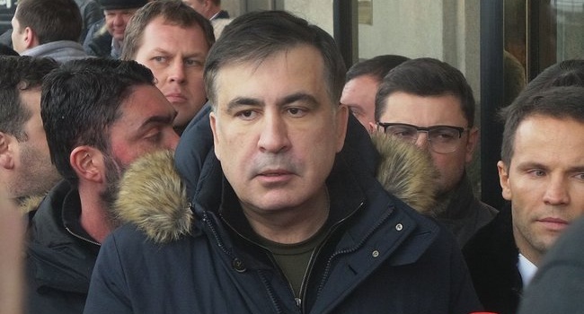 Саакашвили пожаловался, что его едва не похитили вооруженные люди в отеле Киева Саакашвили пожаловался, что его едва не похитили вооруженные люди в отеле Киева