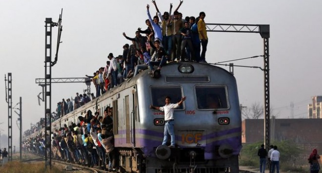 В сети появились самые курьезные фото индийских поездов