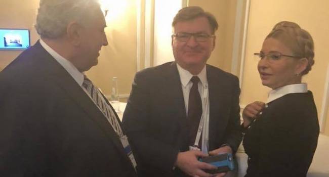 Захарова вступилась за Тимошенко, но это ей не помогло, Юлию Владимировну выдавала улыбка, – блогер Захарова вступилась за Тимошенко, но это ей не помогло, Юлию Владимировну выдавала улыбка, – блогер