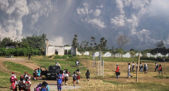 Высший уровень опасности: на Суматре началось извержение вулкана