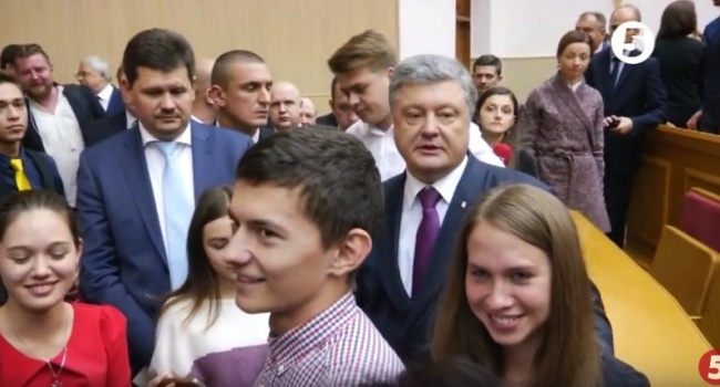Порошенко прокомментировал выезд украинских студентов за границу