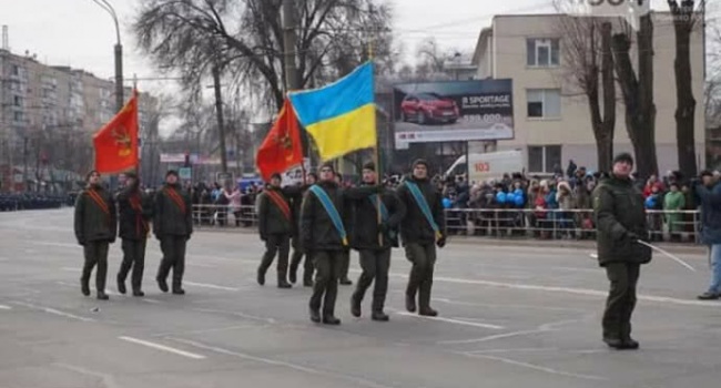 «За нашу советскую семью!»: на параде представители Нацгвардии маршировали с советскими флагами 