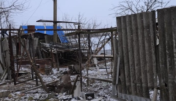 Наемники РФ обстреляли жилдома на Донбассе: разрушены дома и поселок без света Наемники РФ обстреляли жилдома на Донбассе: разрушены дома и поселок без света