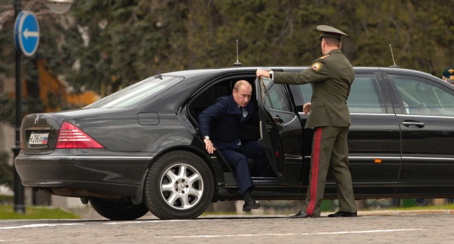 Тактика Кремля: в Красноярске из-за кортежа Путина людей загнали в кафе как скот Тактика Кремля: в Красноярске из-за кортежа Путина людей загнали в кафе как скот
