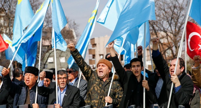 «Вон из Крыма, фашистская Россия!», «Крым станет кладбищем для оккупантов»: к российскому посольству в Анкаре принесли черные венки 