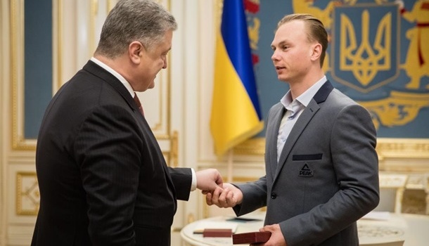 Президент вручил Абраменко сертификат на квартиру Президент вручил Абраменко сертификат на квартиру