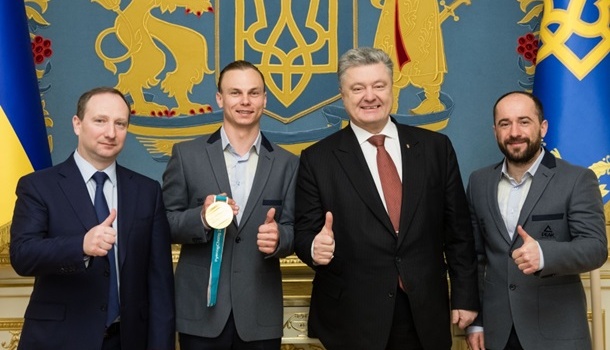 Президент вручил Абраменко сертификат на квартиру Президент вручил Абраменко сертификат на квартиру