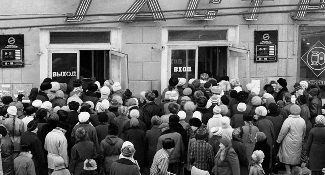 Посол США: «Путин забыл о часовых очередях за бананом, жесткойтуалетной бумагой и тощими курами в  СССР»