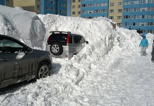 Снежный коллапс на Сахалине: люди покидают дома через окна Снежный коллапс на Сахалине: люди покидают дома через окна