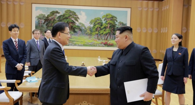 Пхеньянский диктатор Ким Чен Ын вдруг превратился в милого демократа Пхеньянский диктатор Ким Чен Ын вдруг превратился в милого демократа