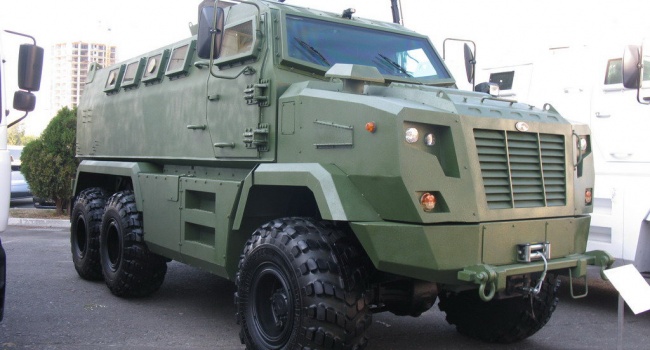 В Киеве на «Нивках» произошло ДТП с военным броневиком Cougar